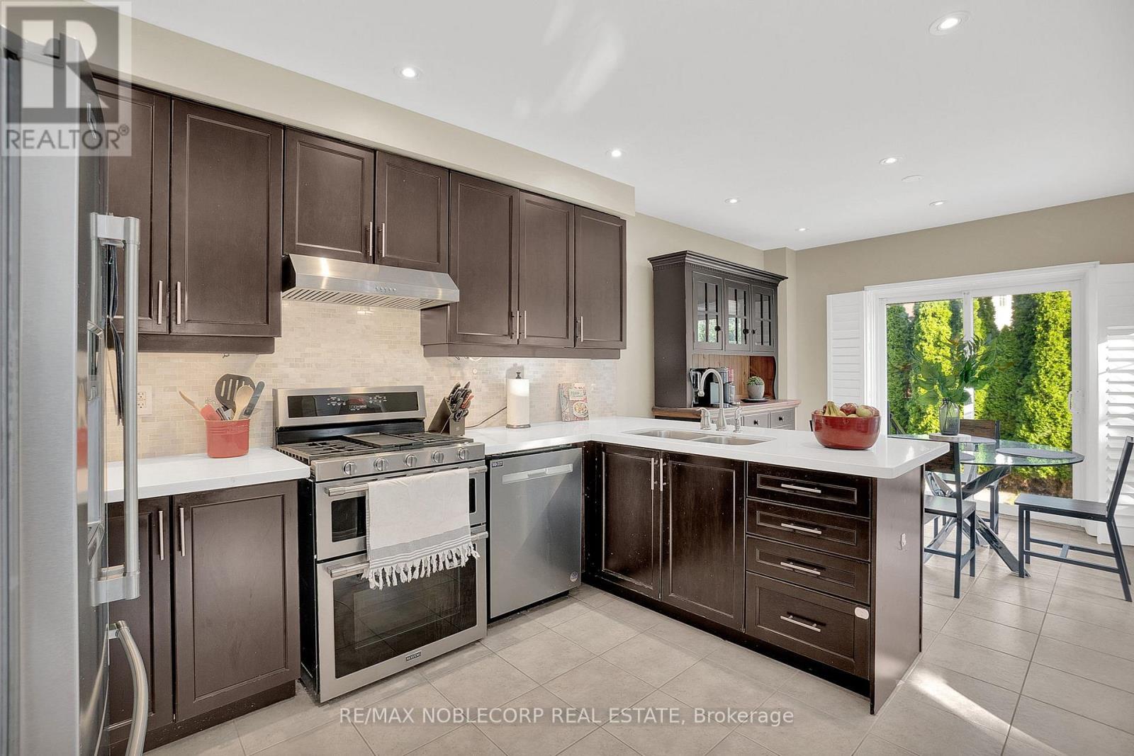 25 Aztec Court, Richmond Hill, ON - Indoor Photo Showing Kitchen With Stainless Steel Kitchen
