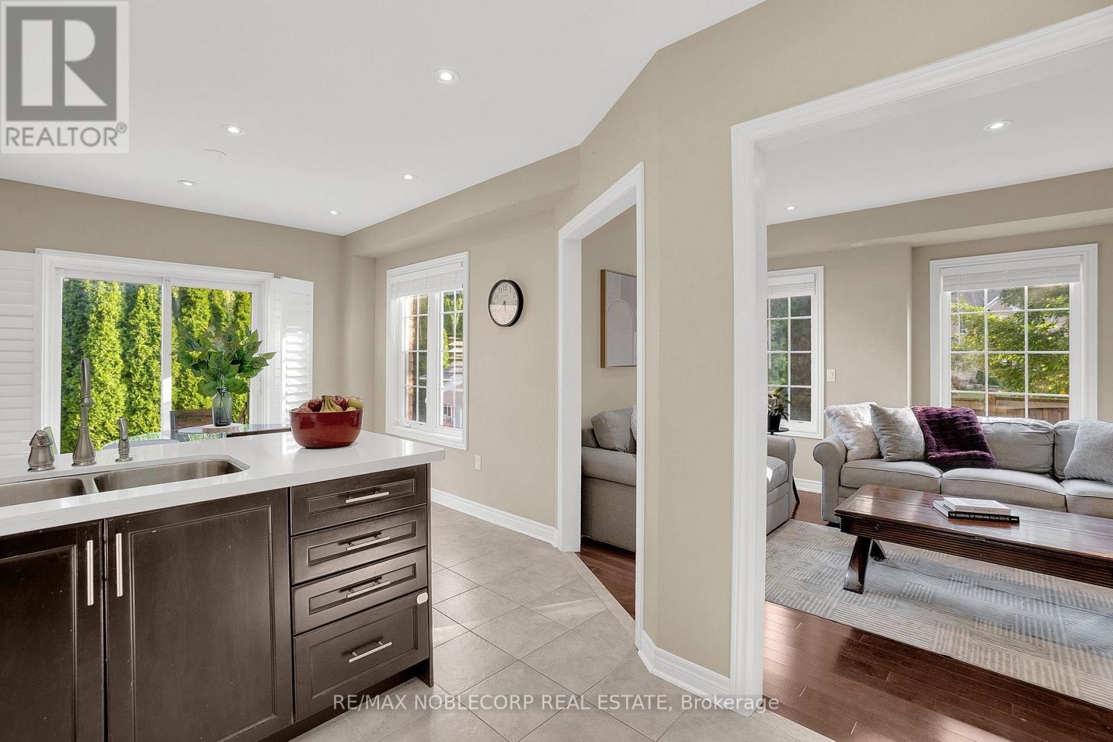 25 Aztec Court, Richmond Hill, ON - Indoor Photo Showing Living Room
