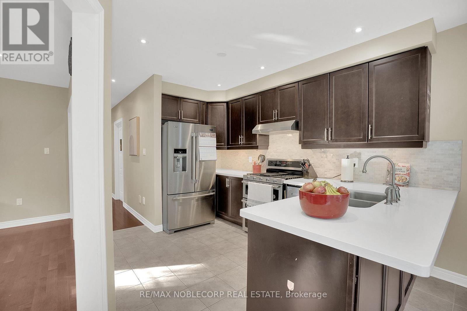 25 Aztec Court, Richmond Hill, ON - Indoor Photo Showing Kitchen