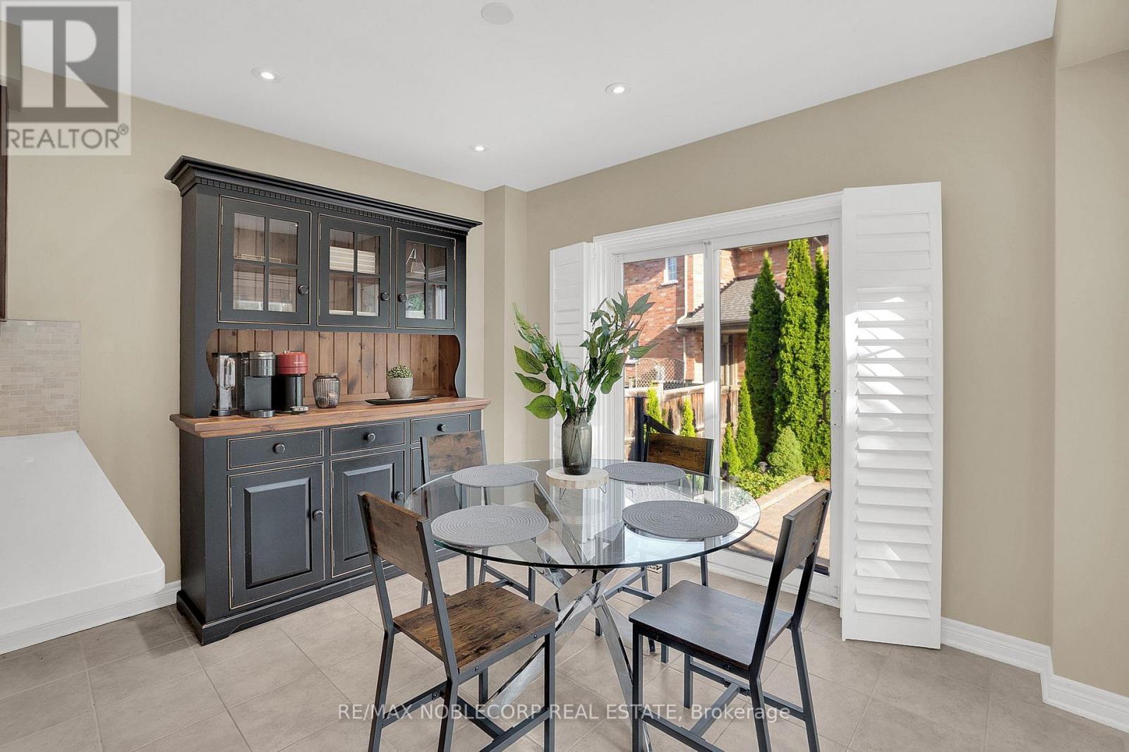 25 Aztec Court, Richmond Hill, ON - Indoor Photo Showing Other Room