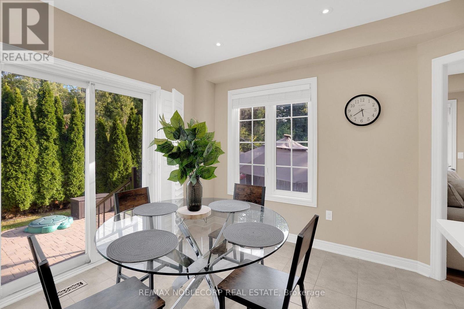 25 Aztec Court, Richmond Hill, ON - Indoor Photo Showing Dining Room