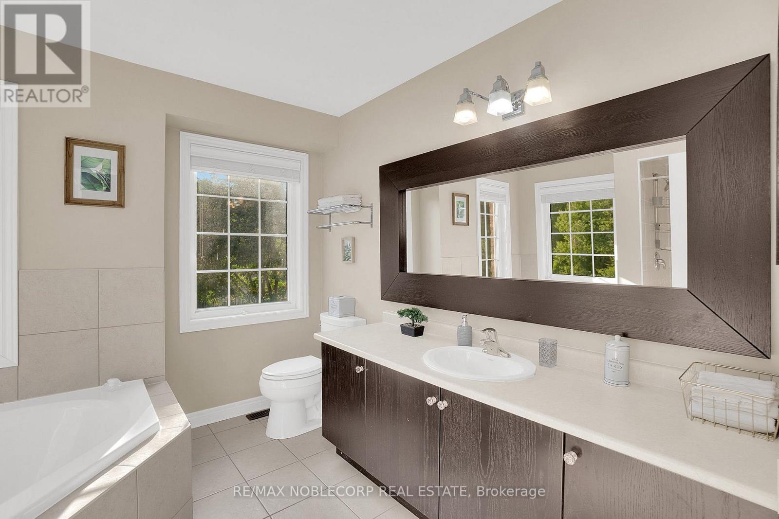 25 Aztec Court, Richmond Hill, ON - Indoor Photo Showing Bathroom