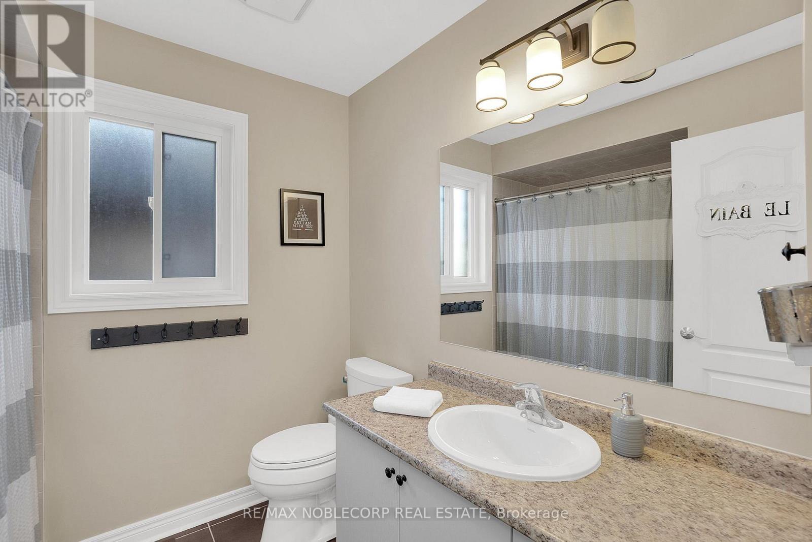 25 Aztec Court, Richmond Hill, ON - Indoor Photo Showing Bathroom