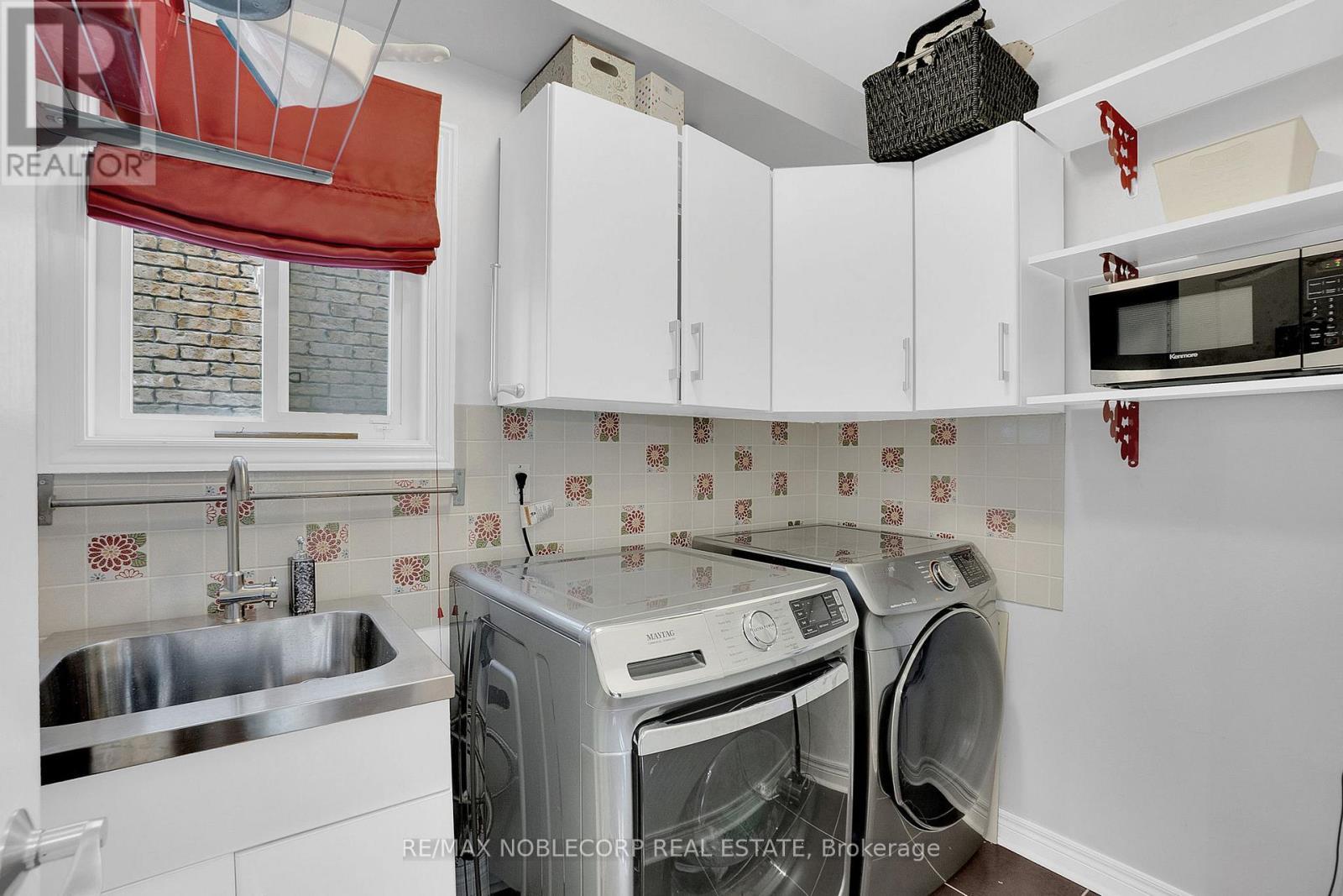 25 Aztec Court, Richmond Hill, ON - Indoor Photo Showing Laundry Room