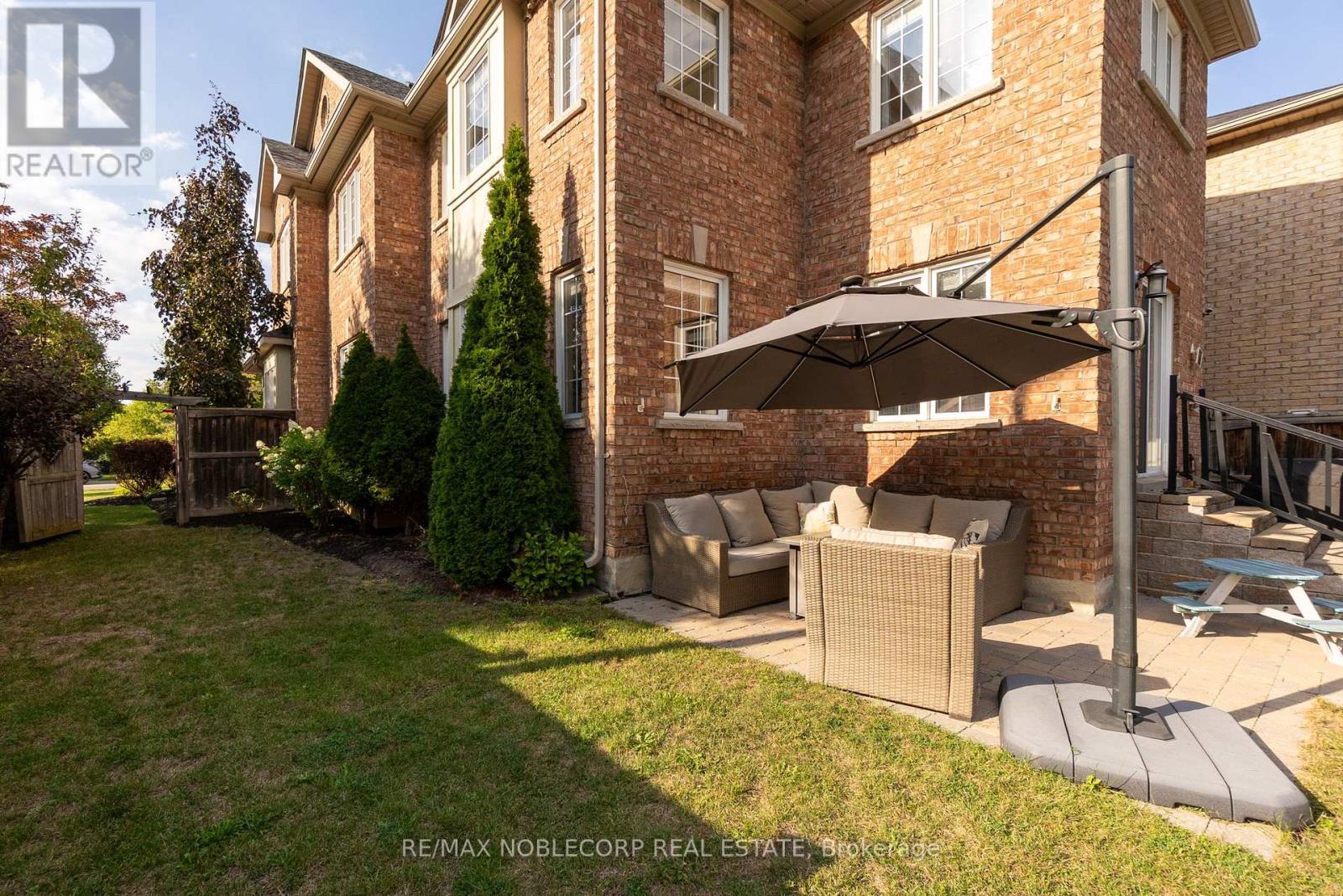 25 Aztec Court, Richmond Hill, ON - Outdoor With Exterior