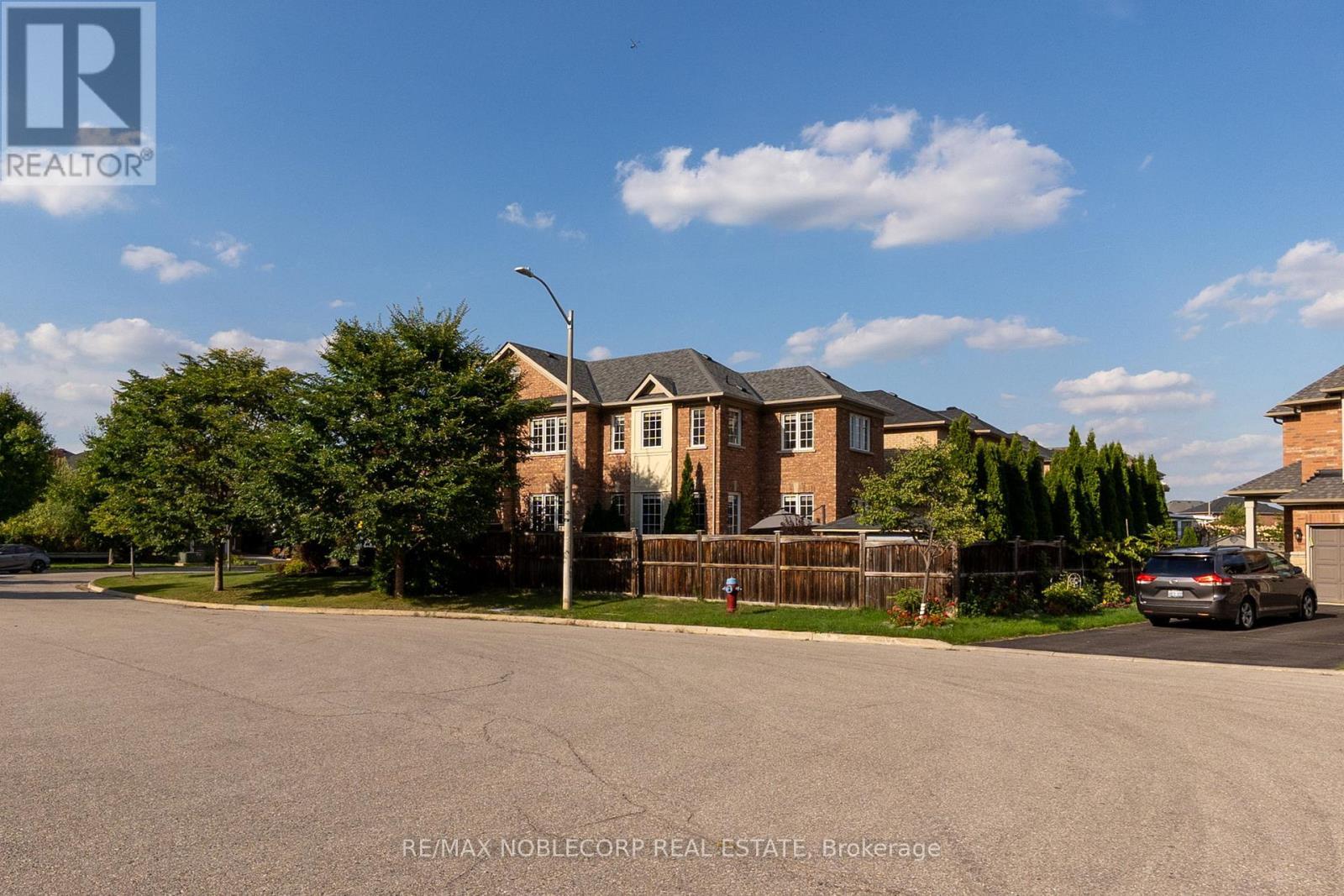 25 Aztec Court, Richmond Hill, ON - Outdoor