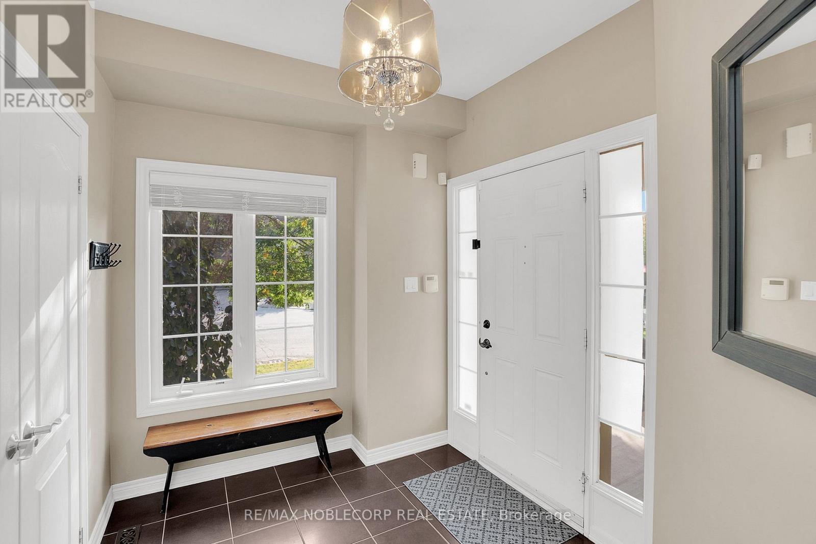 25 Aztec Court, Richmond Hill, ON - Indoor Photo Showing Other Room