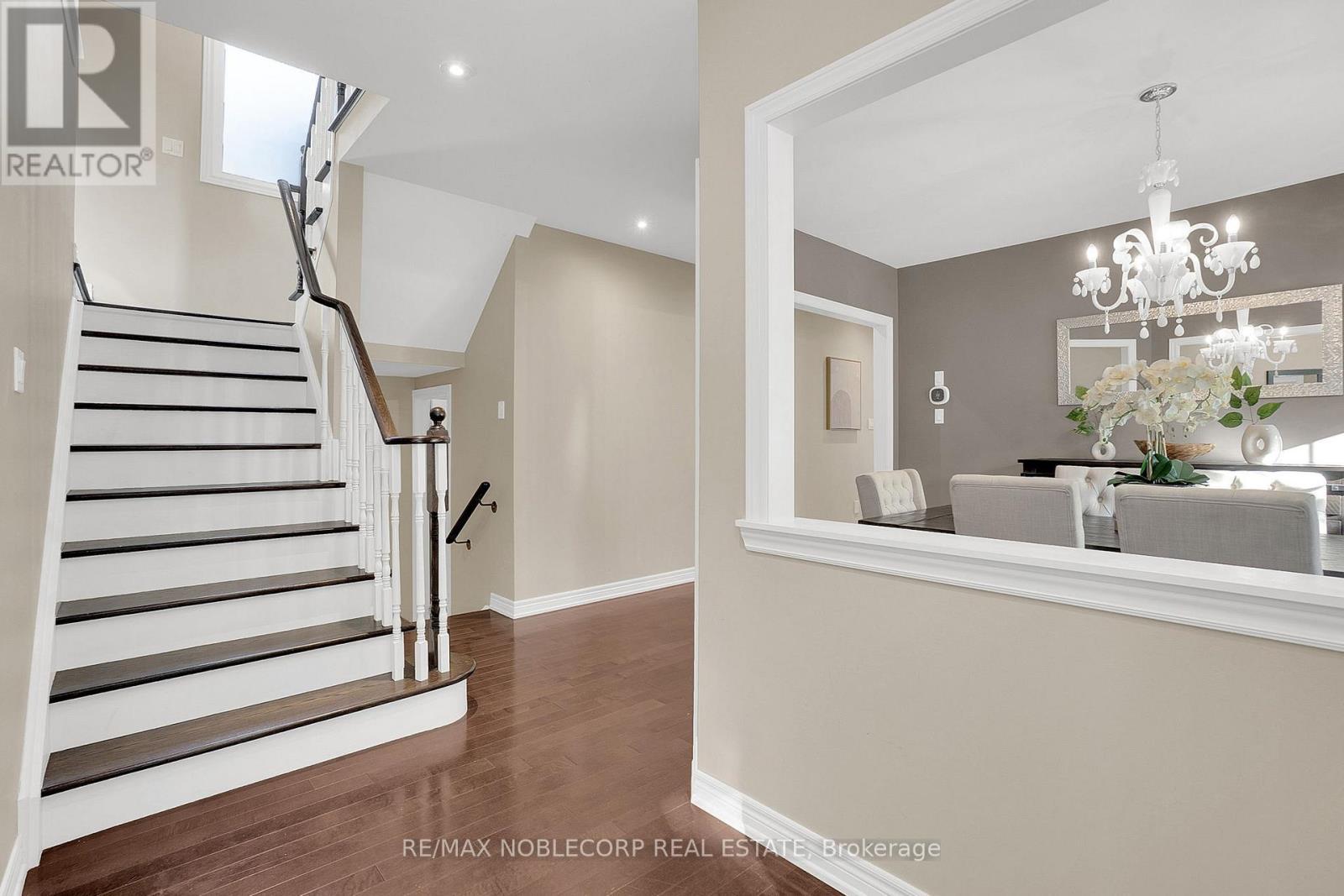 25 Aztec Court, Richmond Hill, ON - Indoor Photo Showing Other Room