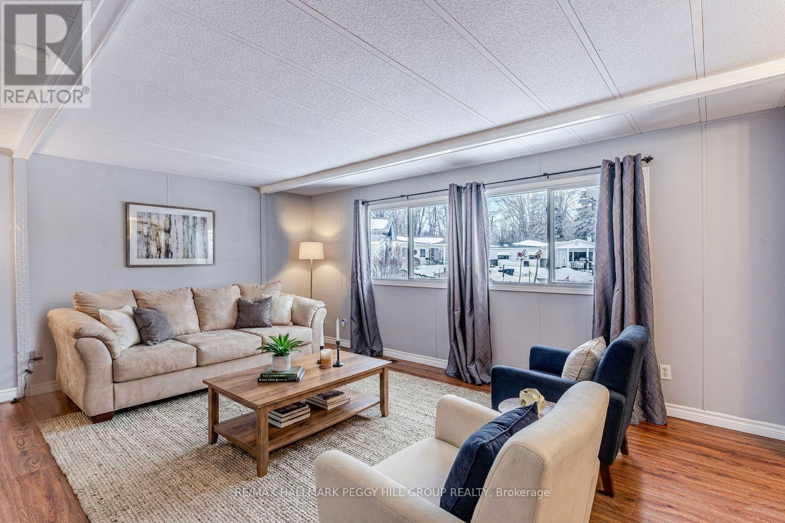 6 Hickory Court, Innisfil, ON - Indoor Photo Showing Living Room