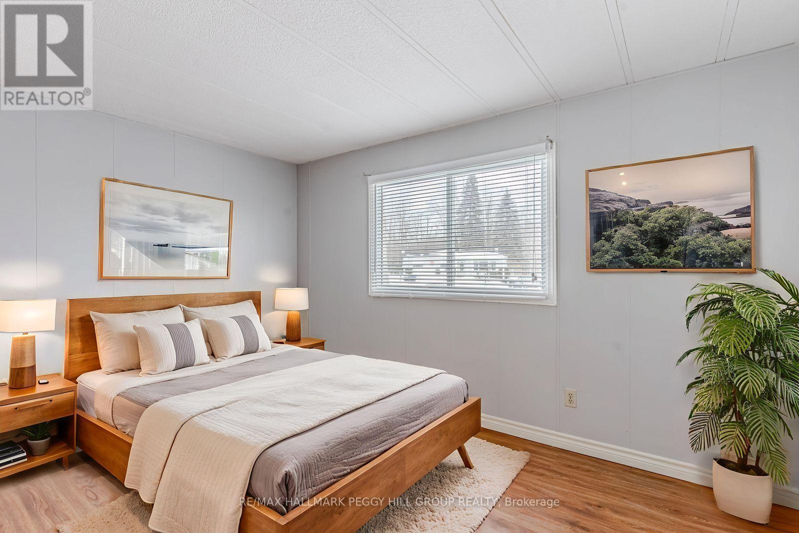 6 Hickory Court, Innisfil, ON - Indoor Photo Showing Bedroom