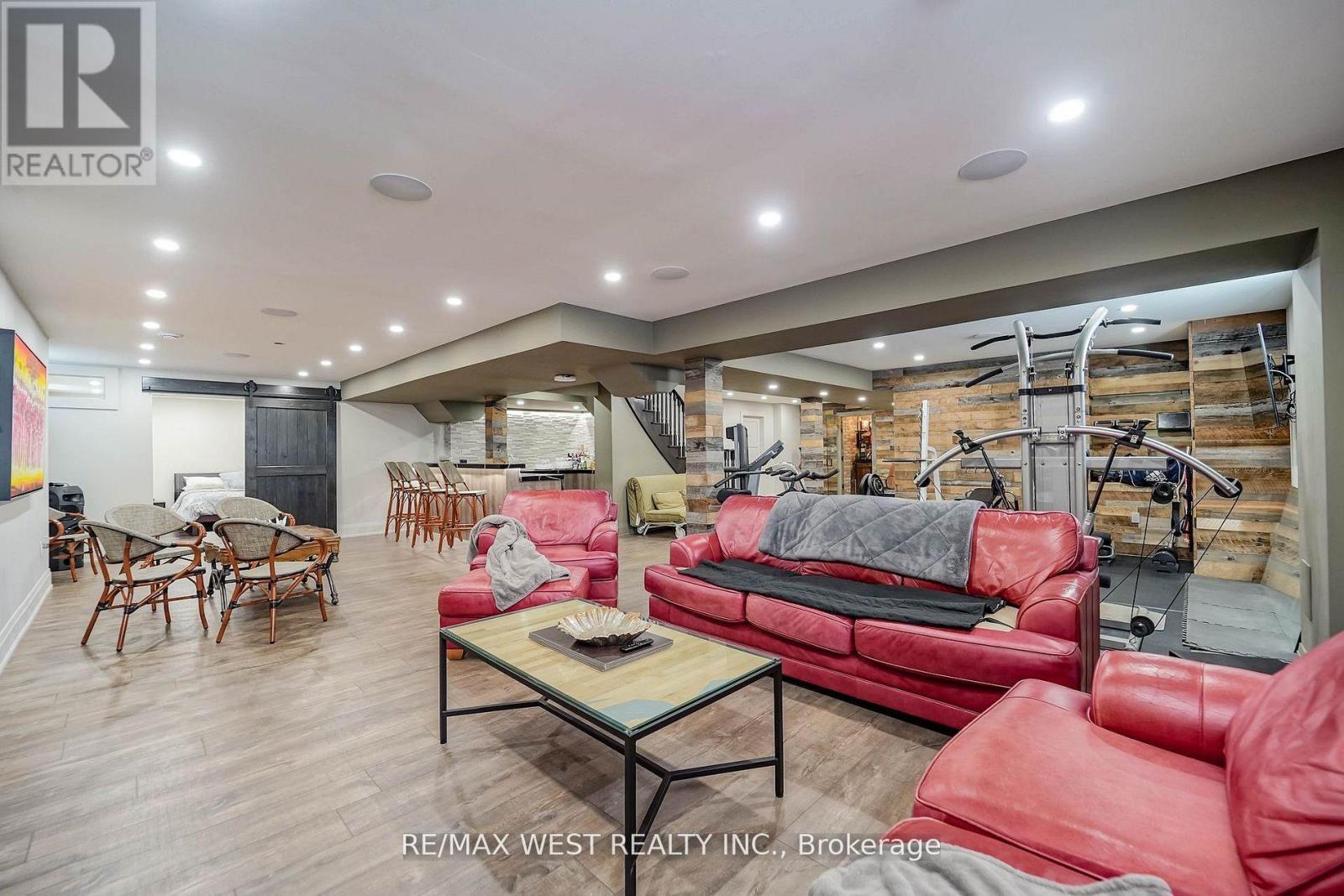18 Wyndance Way, Uxbridge, ON - Indoor Photo Showing Living Room