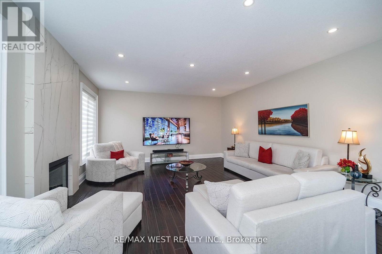 18 Wyndance Way, Uxbridge, ON - Indoor Photo Showing Living Room