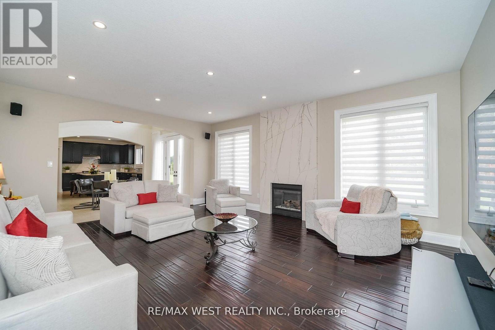 18 Wyndance Way, Uxbridge, ON - Indoor Photo Showing Living Room With Fireplace