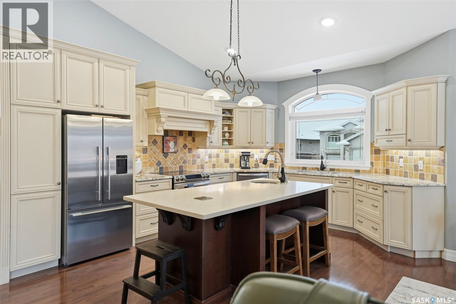 1202 Beechmont View, Saskatoon, SK - Indoor Photo Showing Kitchen With Upgraded Kitchen