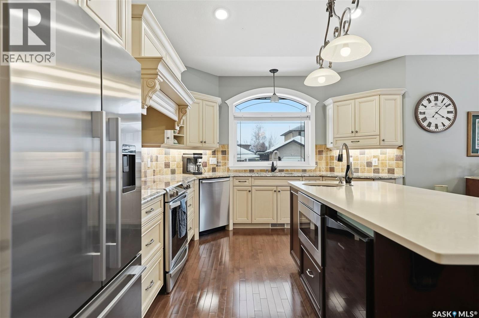 1202 Beechmont View, Saskatoon, SK - Indoor Photo Showing Kitchen With Upgraded Kitchen