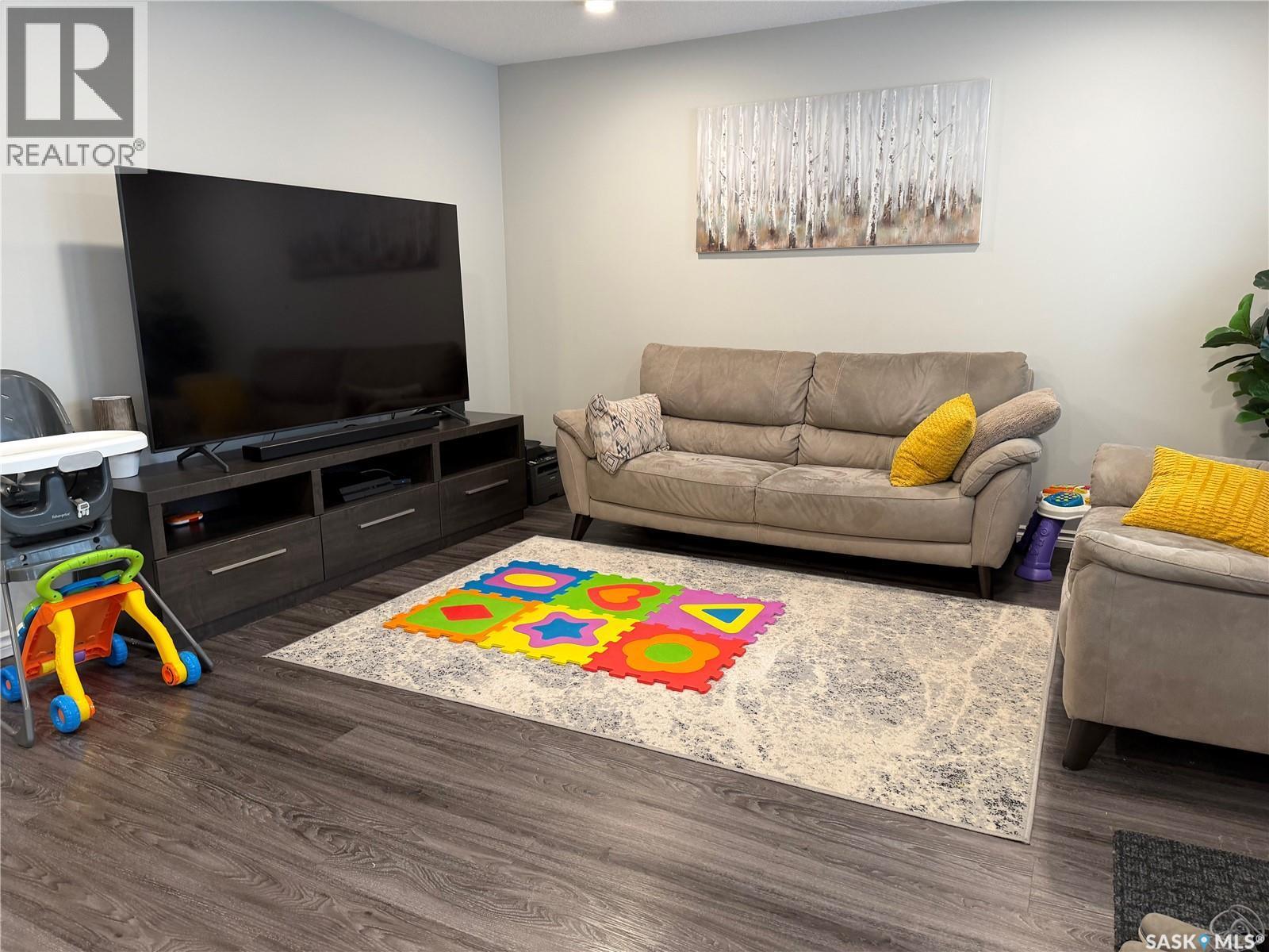 201 110 Akhtar Bend, Saskatoon, SK - Indoor Photo Showing Living Room