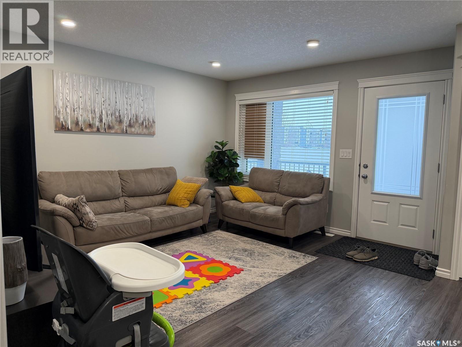 201 110 Akhtar Bend, Saskatoon, SK - Indoor Photo Showing Living Room