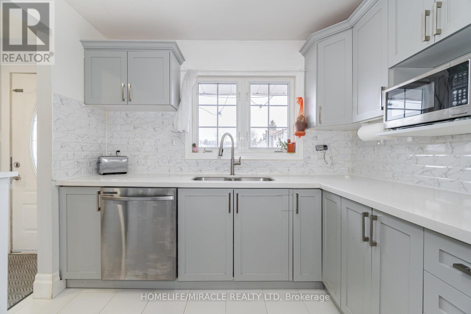 12 Huckleberry Square, Brampton, ON - Indoor Photo Showing Kitchen With Double Sink With Upgraded Kitchen