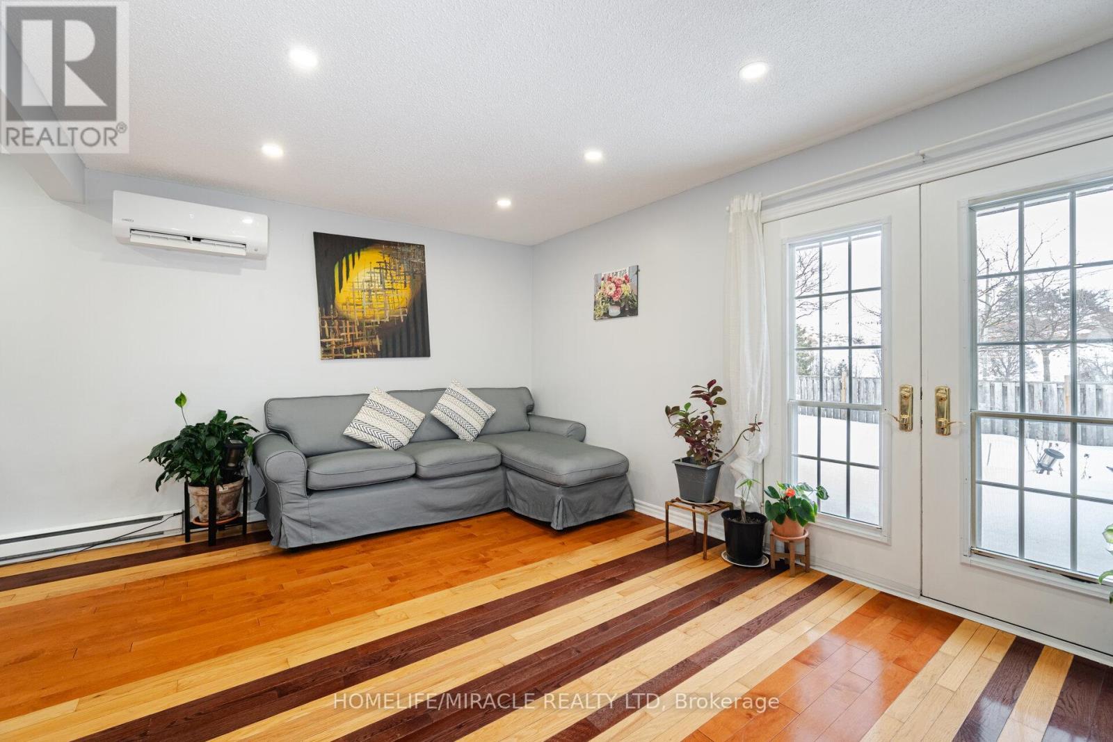 12 Huckleberry Square, Brampton, ON - Indoor Photo Showing Living Room