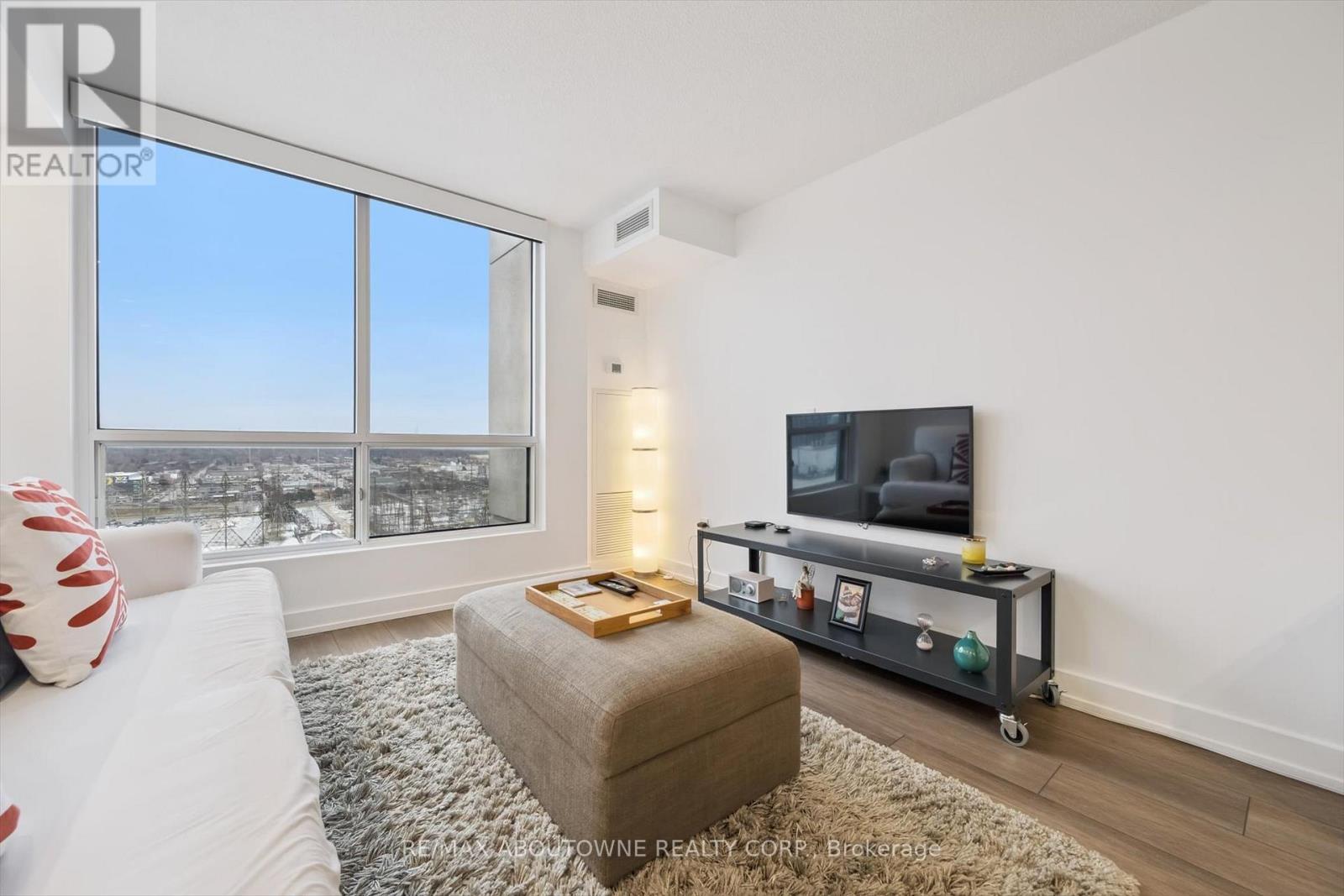 1709 - 101 Subway Crescent, Toronto, ON - Indoor Photo Showing Living Room