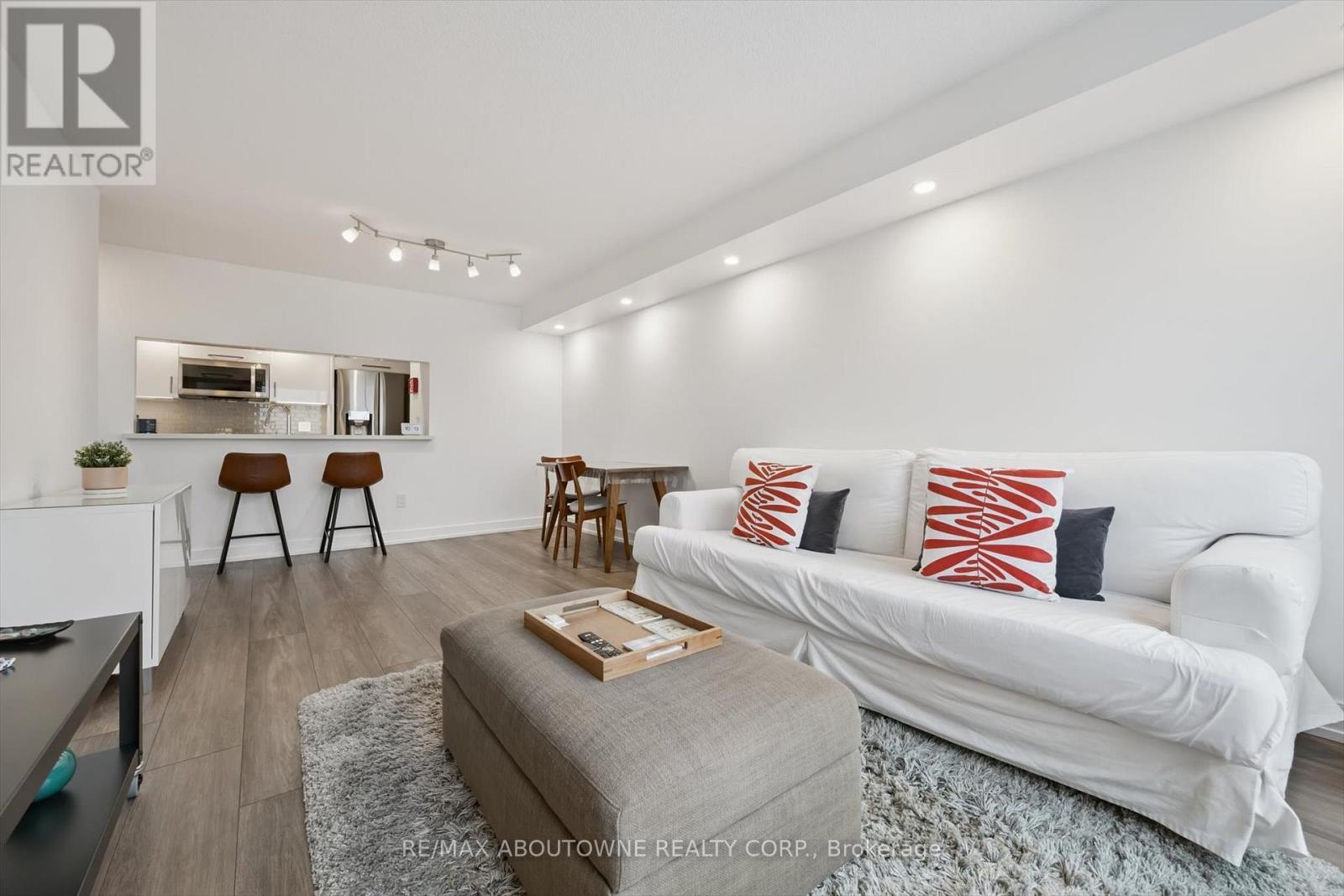 1709 - 101 Subway Crescent, Toronto, ON - Indoor Photo Showing Living Room