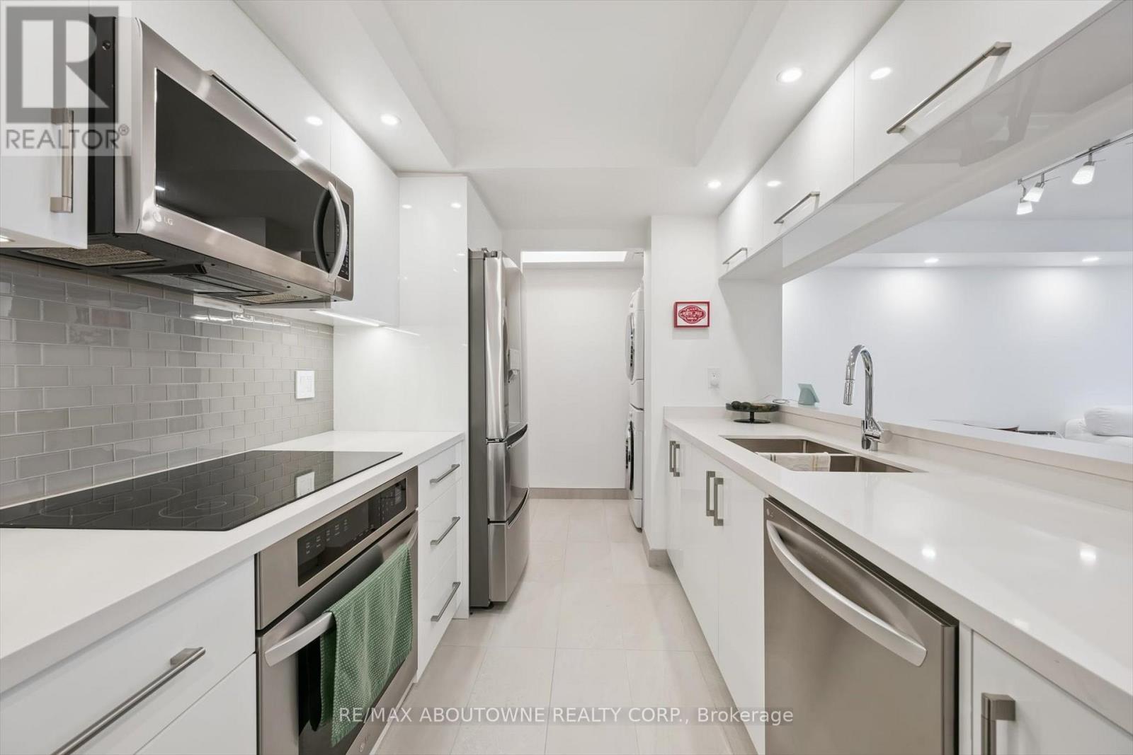 1709 - 101 Subway Crescent, Toronto, ON - Indoor Photo Showing Kitchen With Double Sink With Upgraded Kitchen