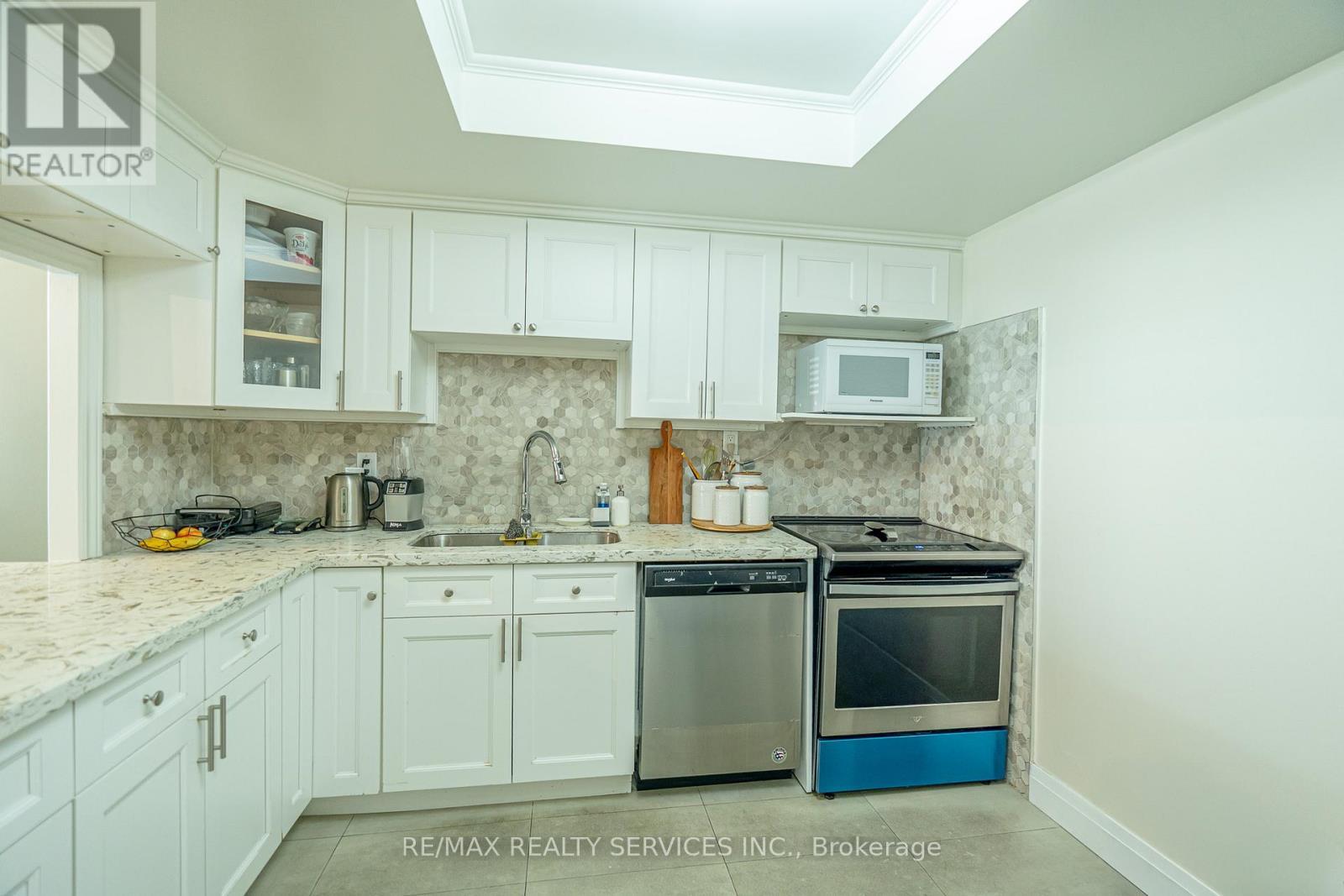 203 - 8 Lisa Street, Brampton, ON - Indoor Photo Showing Kitchen With Upgraded Kitchen