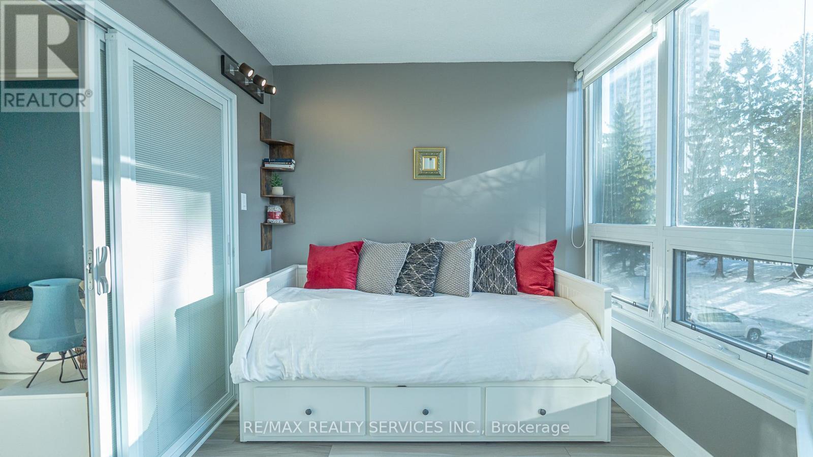 203 - 8 Lisa Street, Brampton, ON - Indoor Photo Showing Bedroom