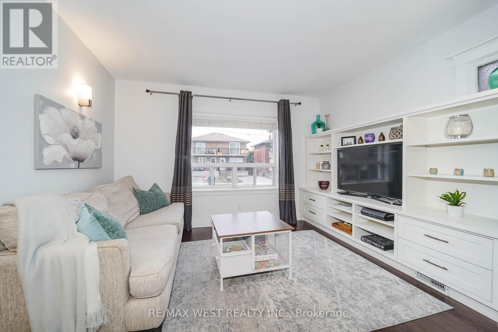 26 Manitoba Street, Toronto, ON - Indoor Photo Showing Living Room