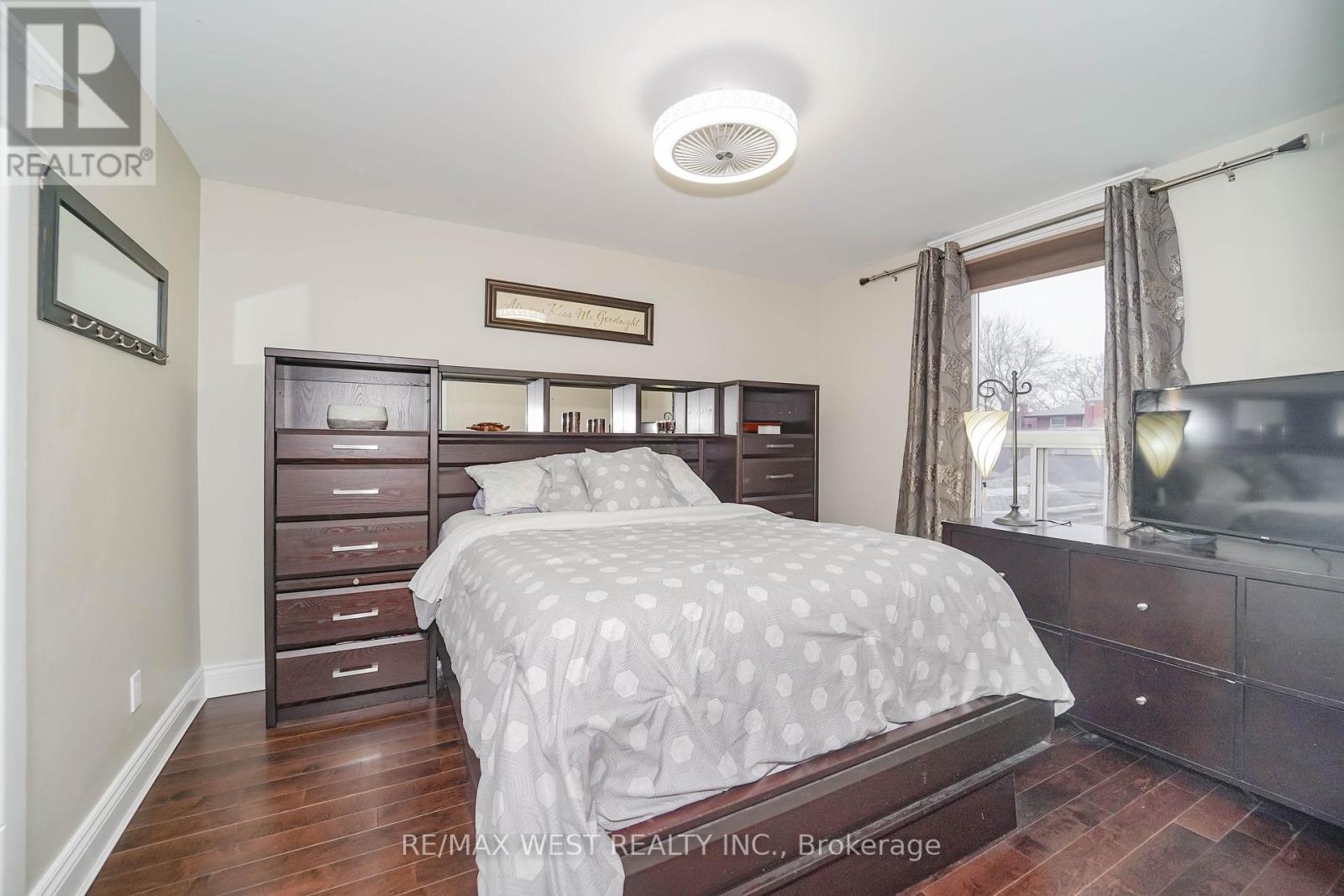 26 Manitoba Street, Toronto, ON - Indoor Photo Showing Bedroom
