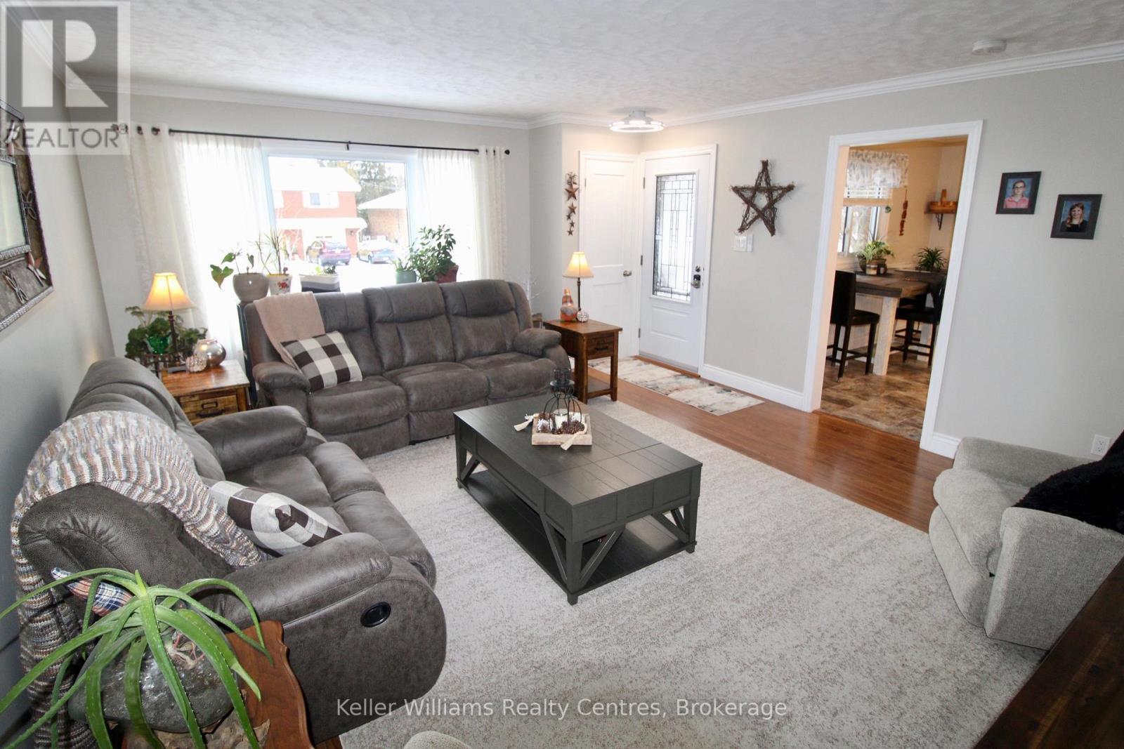 471 4Th Street, Hanover, ON - Indoor Photo Showing Living Room