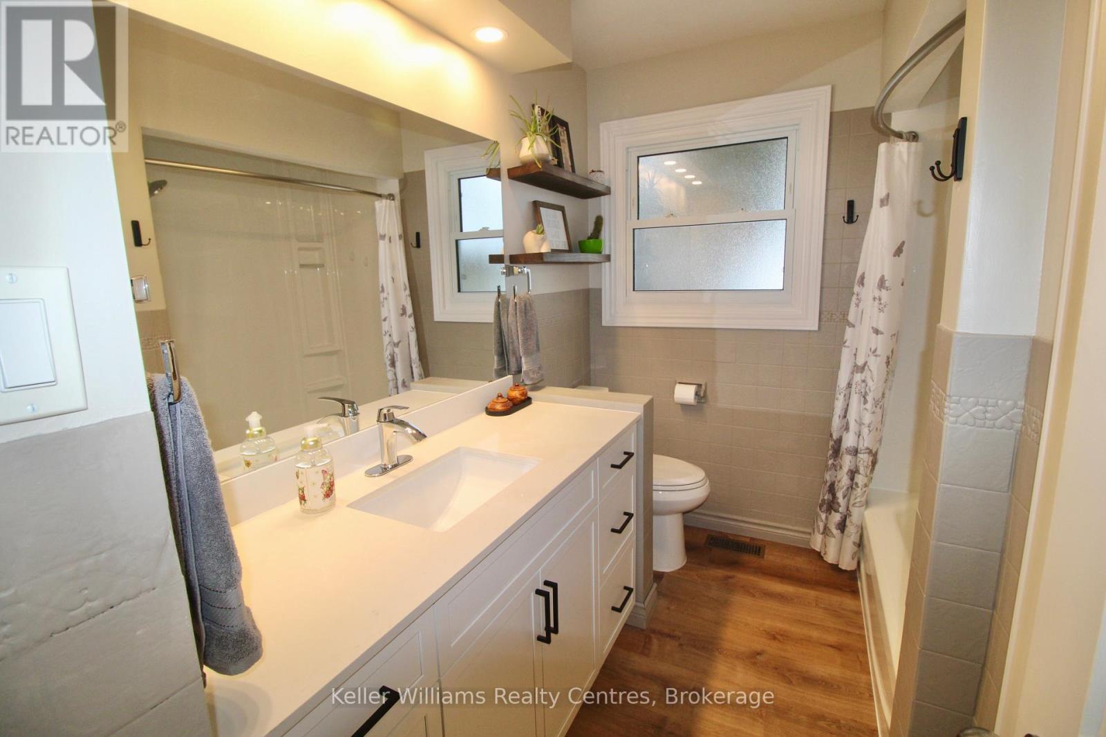471 4Th Street, Hanover, ON - Indoor Photo Showing Bathroom