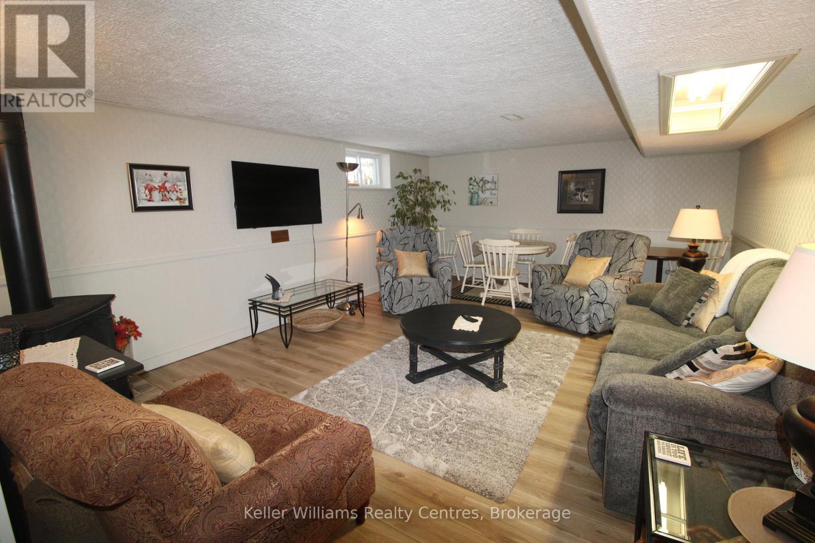 471 4Th Street, Hanover, ON - Indoor Photo Showing Living Room
