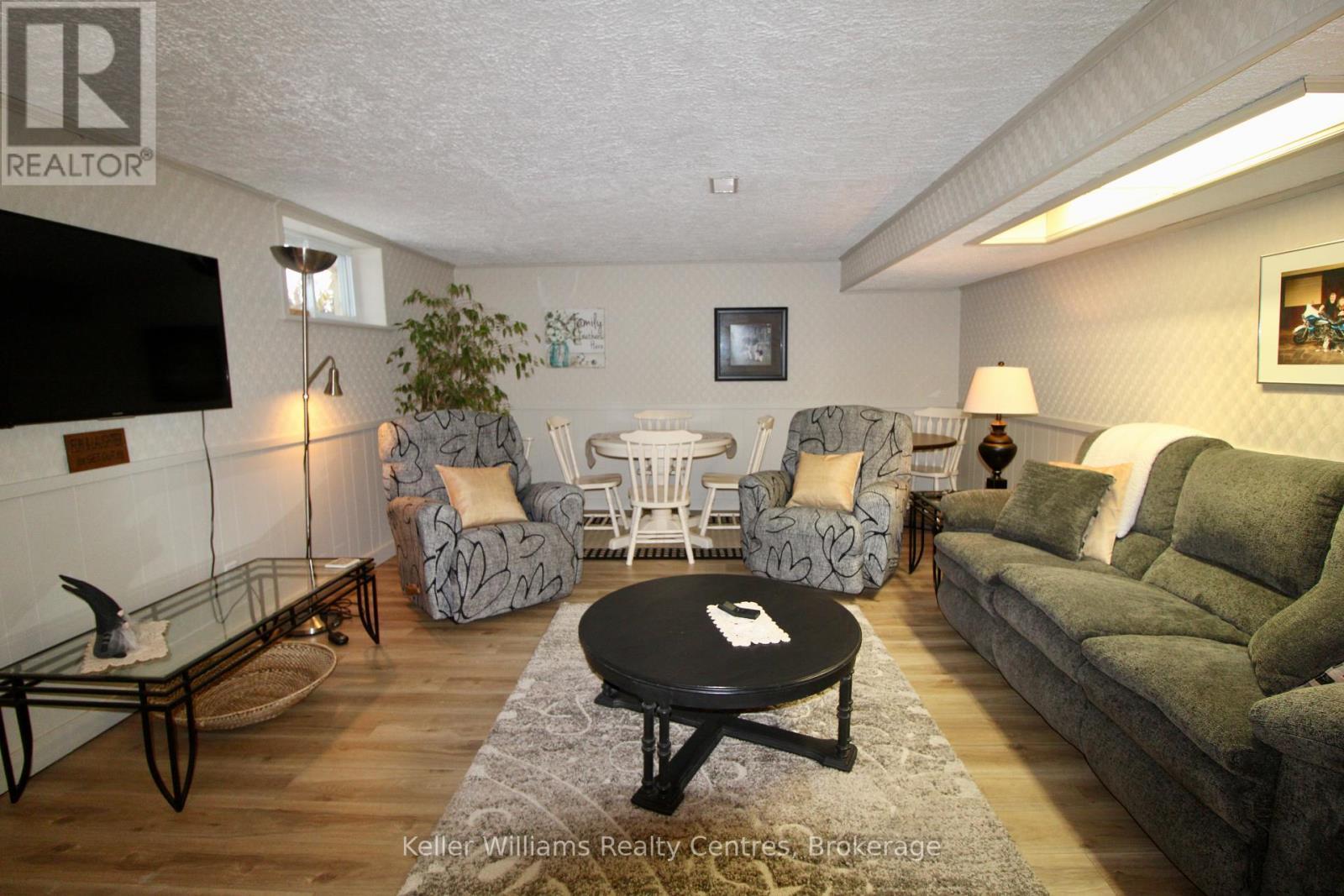 471 4Th Street, Hanover, ON - Indoor Photo Showing Living Room