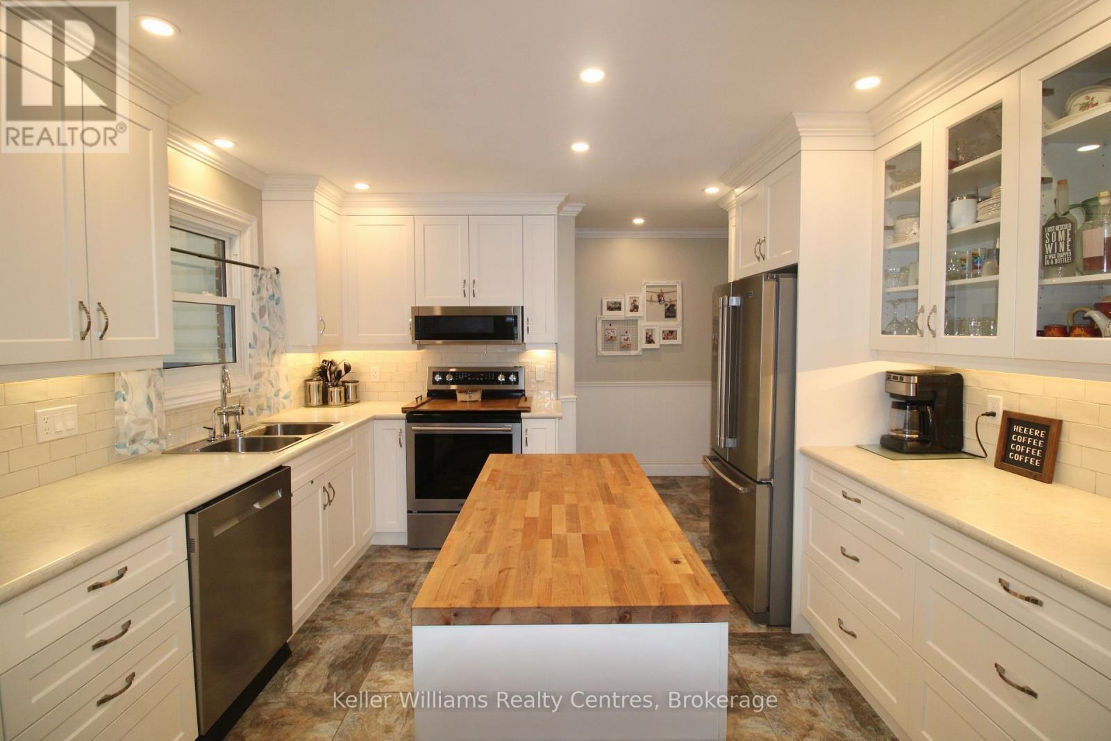 471 4Th Street, Hanover, ON - Indoor Photo Showing Kitchen With Double Sink With Upgraded Kitchen