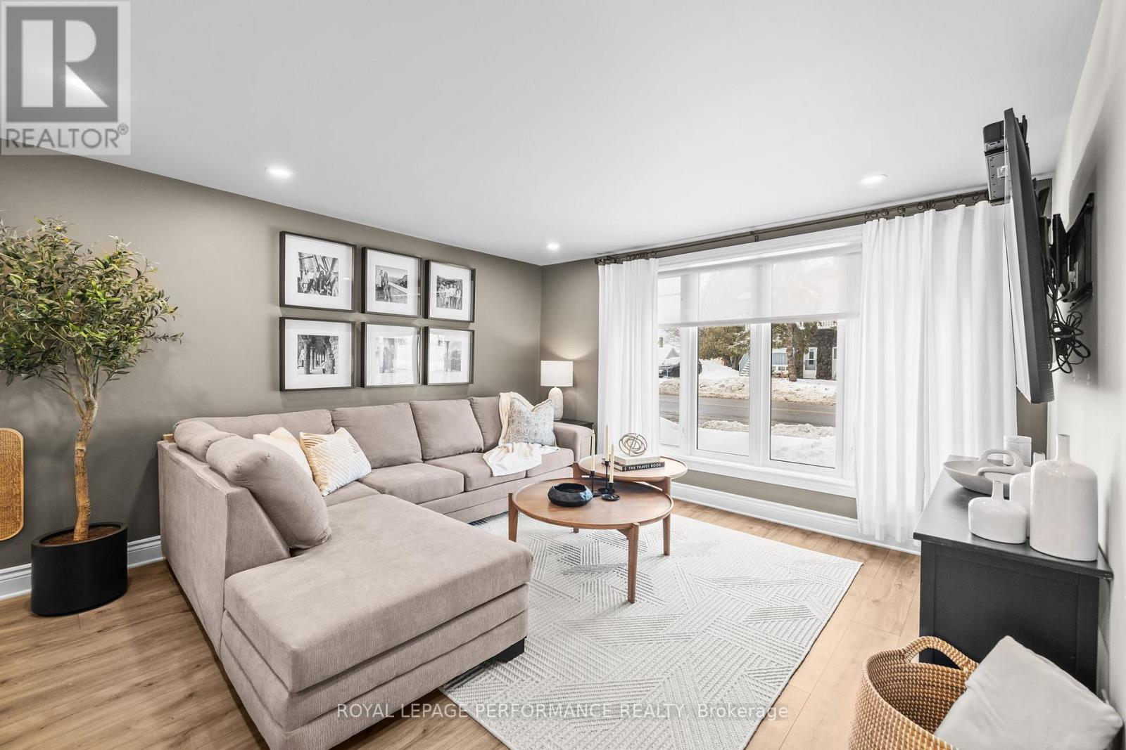 1133 Laurier Street, Clarence-Rockland, ON - Indoor Photo Showing Living Room