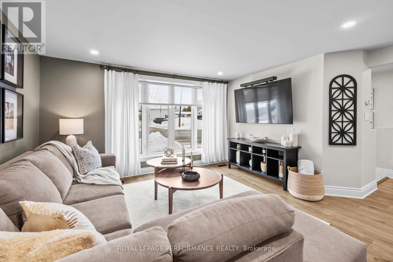 1133 Laurier Street, Clarence-Rockland, ON - Indoor Photo Showing Living Room