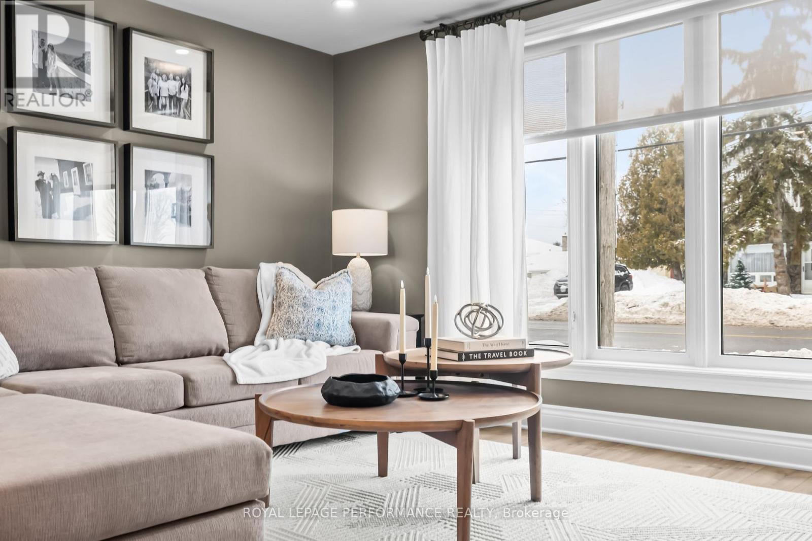1133 Laurier Street, Clarence-Rockland, ON - Indoor Photo Showing Living Room