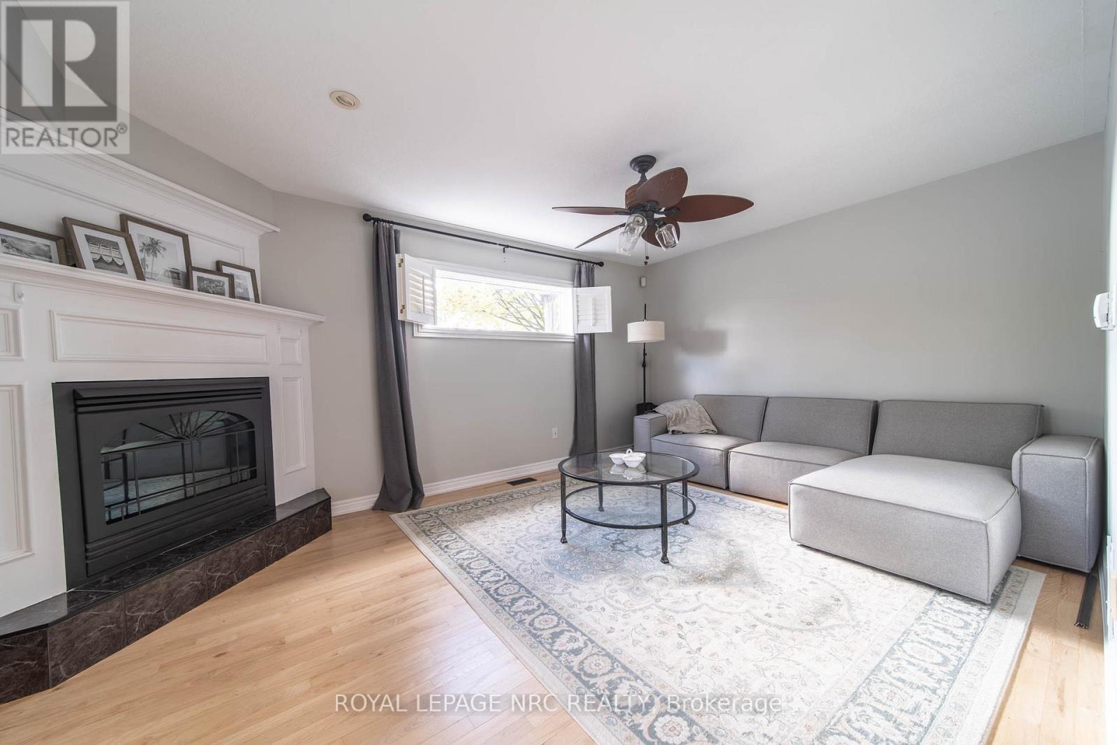 7955 Harvest Crescent, Niagara Falls (Ascot), ON - Indoor Photo Showing Living Room With Fireplace