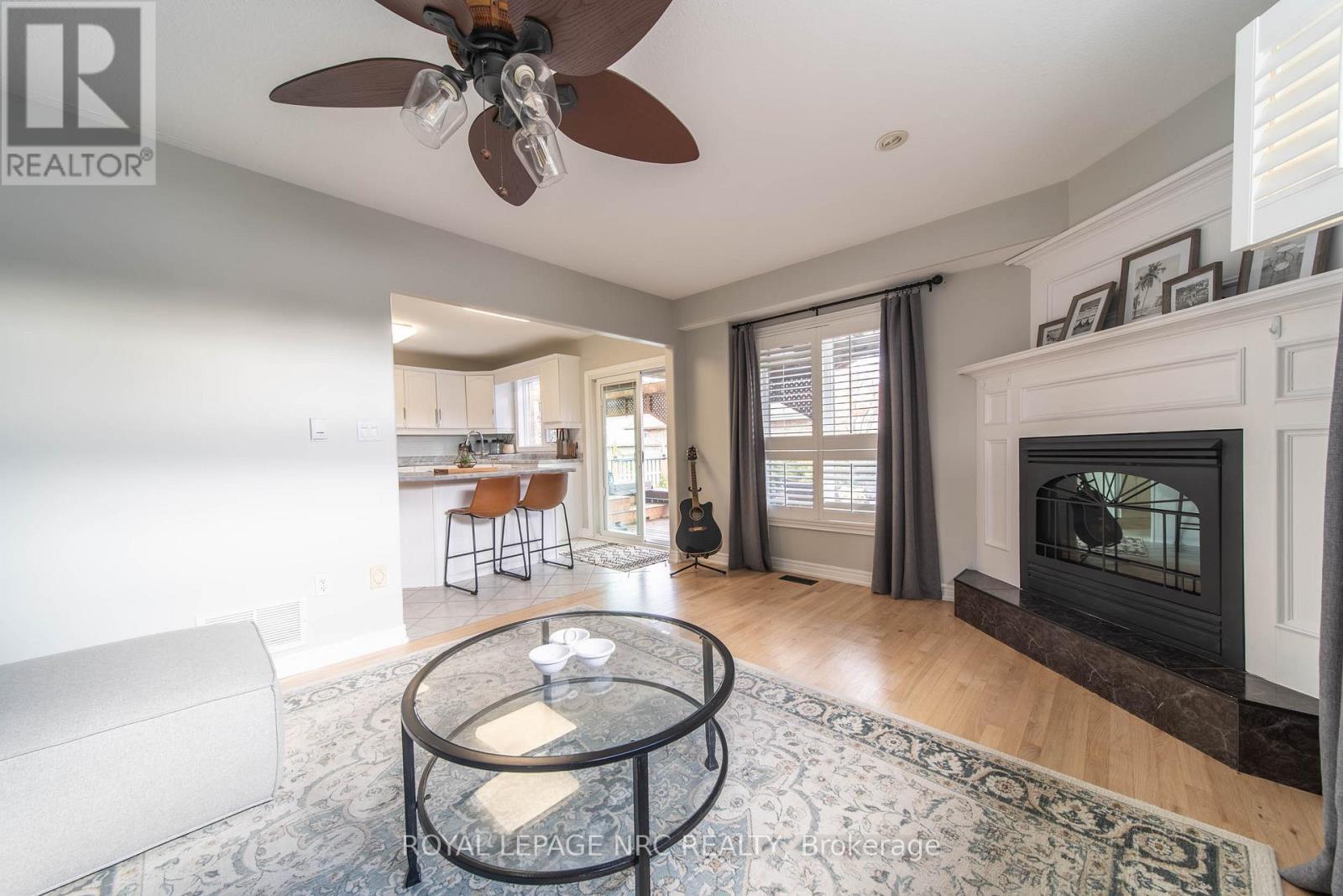 7955 Harvest Crescent, Niagara Falls (Ascot), ON - Indoor Photo Showing Living Room With Fireplace