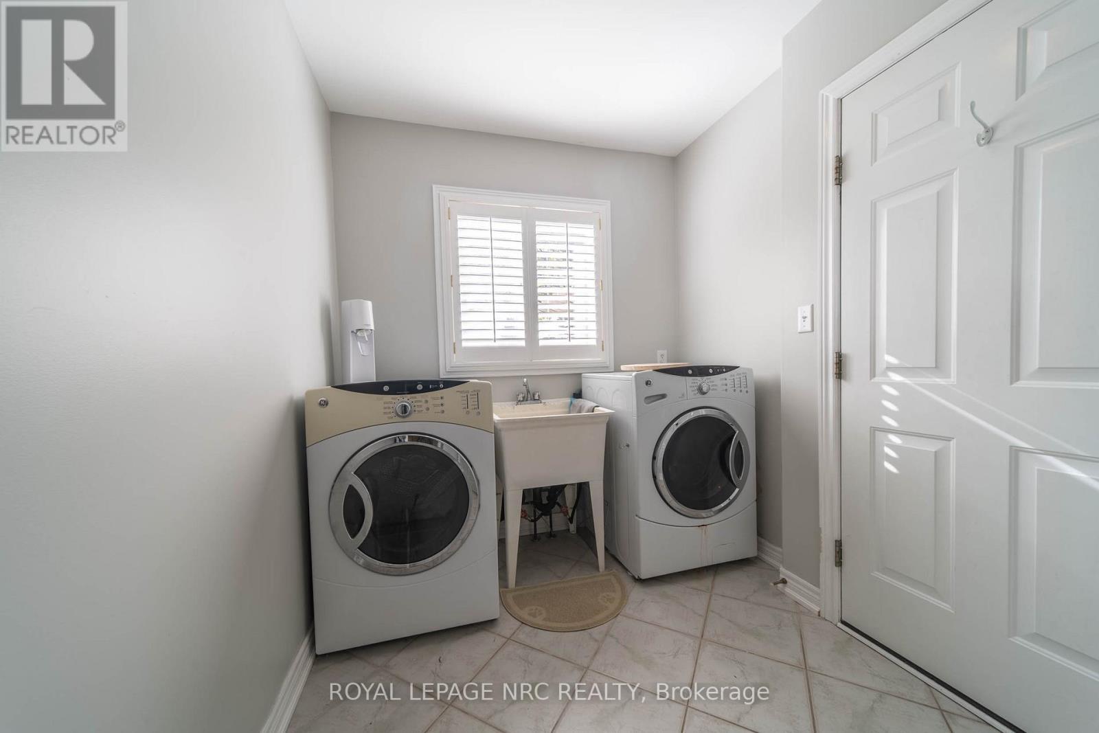 7955 Harvest Crescent, Niagara Falls (Ascot), ON - Indoor Photo Showing Laundry Room
