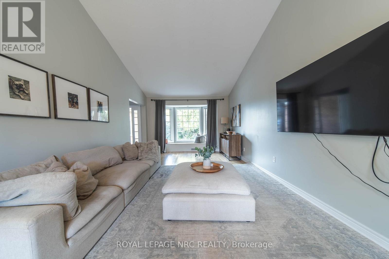 7955 Harvest Crescent, Niagara Falls (Ascot), ON - Indoor Photo Showing Living Room