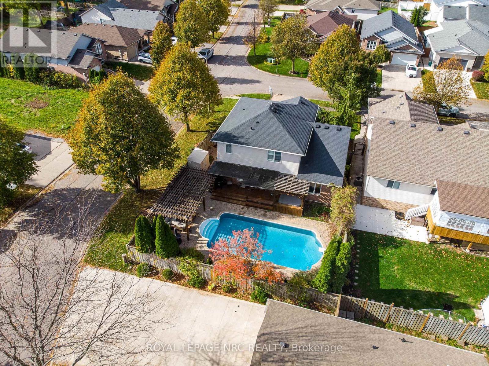 7955 Harvest Crescent, Niagara Falls (Ascot), ON - Outdoor With In Ground Pool