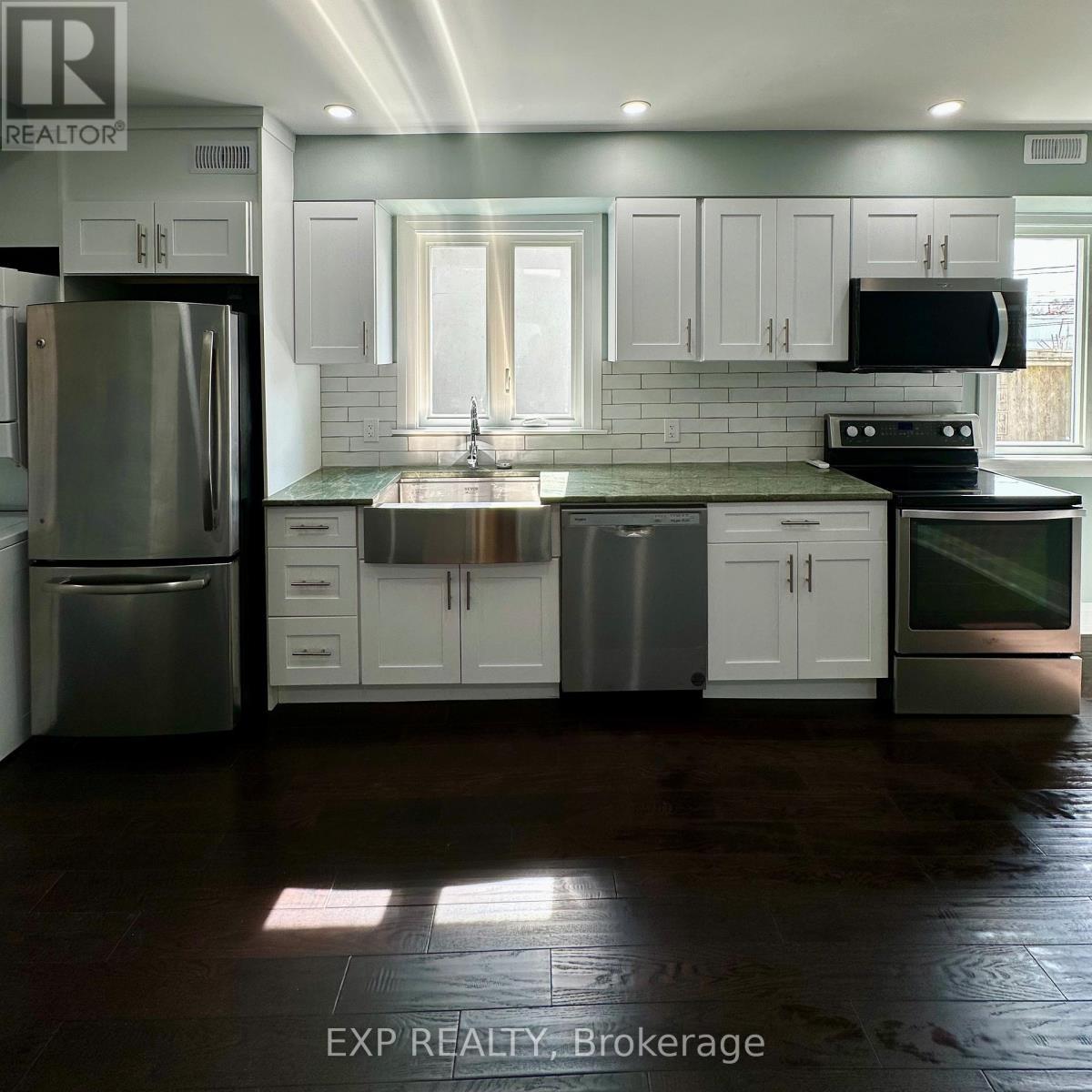 6 Lapp Street, Toronto (Rockcliffe-Smythe), ON - Indoor Photo Showing Kitchen With Upgraded Kitchen