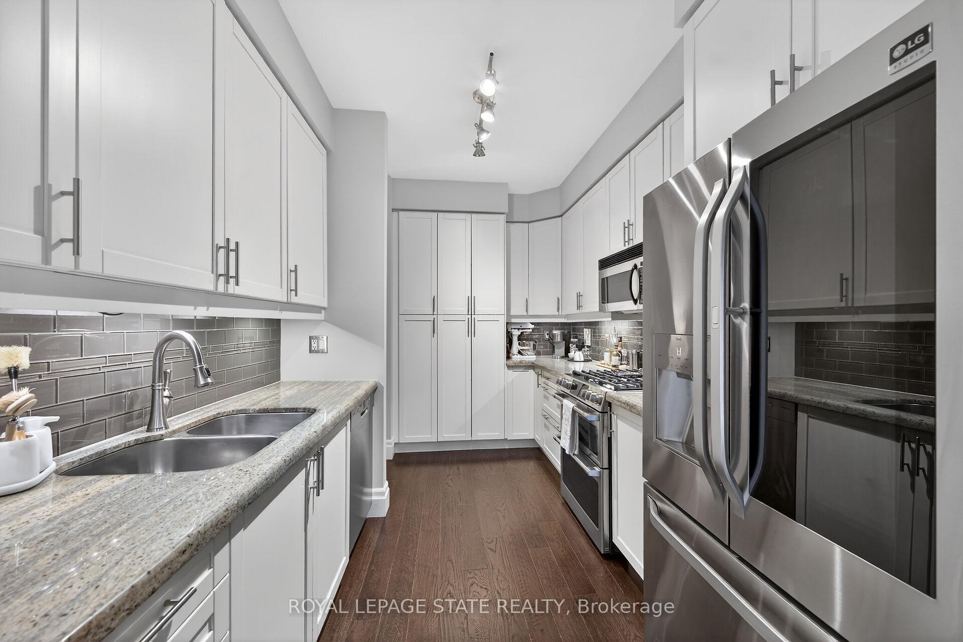 19-71 Sulphur Springs Road, Hamilton, ON - Indoor Photo Showing Kitchen With Double Sink With Upgraded Kitchen