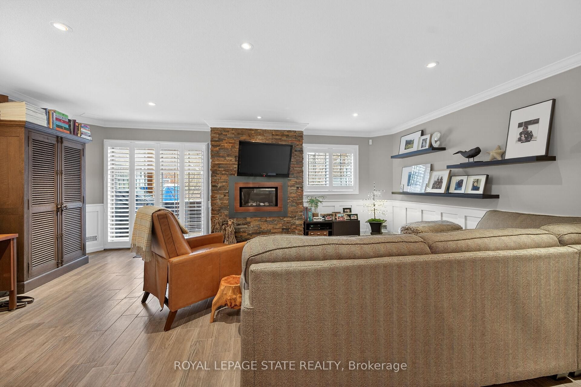 19-71 Sulphur Springs Road, Hamilton, ON - Indoor Photo Showing Living Room With Fireplace