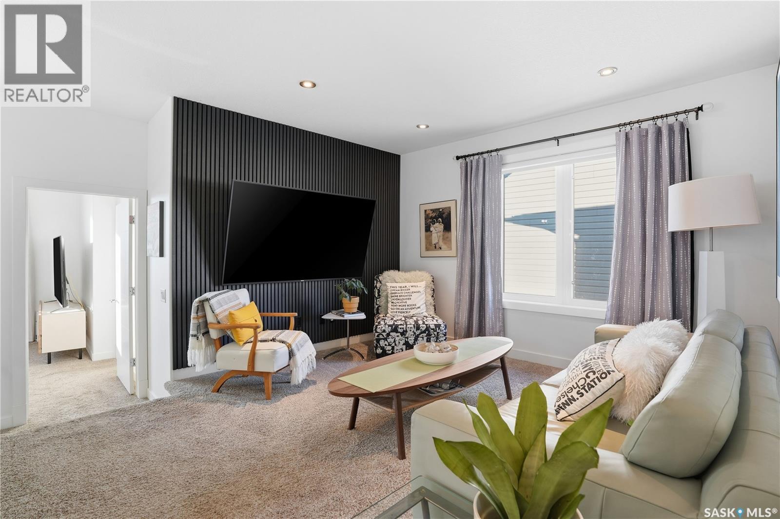 5322 Tutor Way, Regina, SK - Indoor Photo Showing Living Room