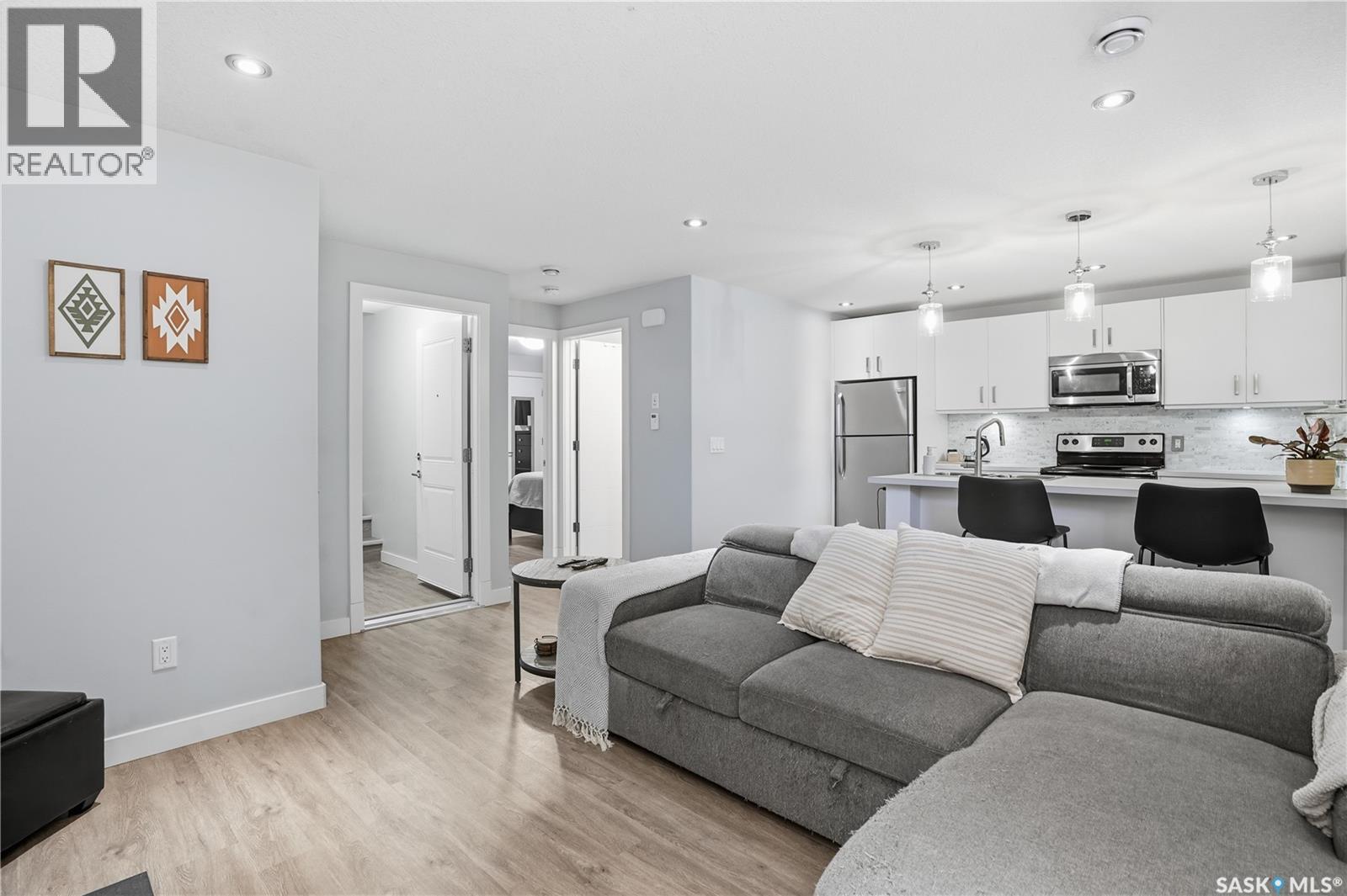 5322 Tutor Way, Regina, SK - Indoor Photo Showing Living Room