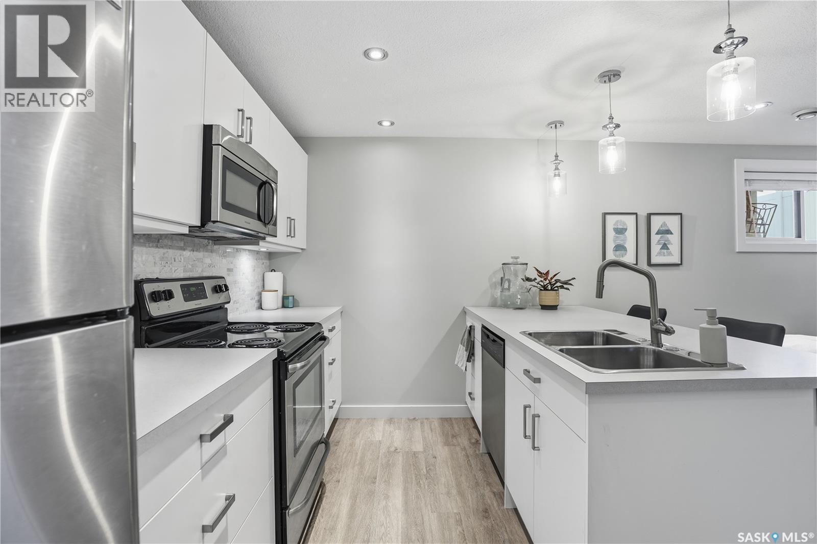 5322 Tutor Way, Regina, SK - Indoor Photo Showing Kitchen With Double Sink With Upgraded Kitchen