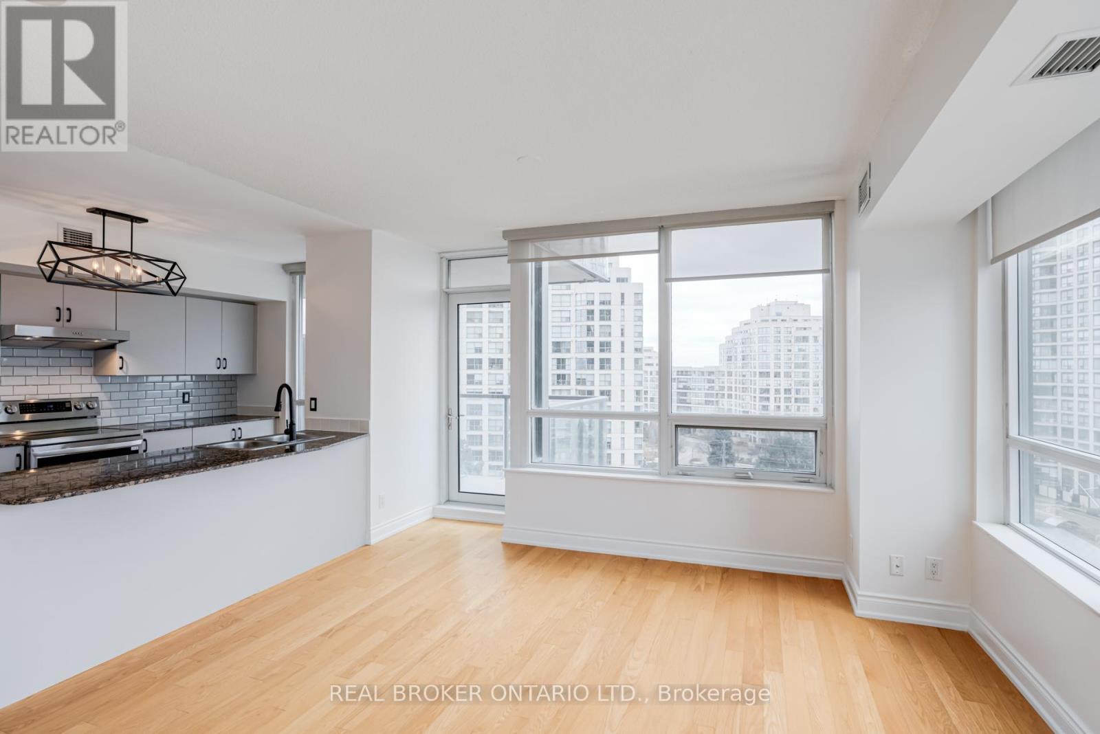 702 - 2240 Lakeshore Boulevard W, Toronto, ON - Indoor Photo Showing Kitchen